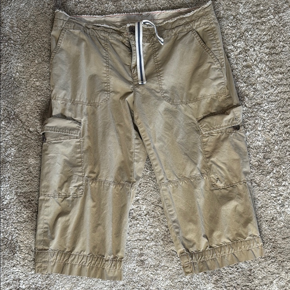 🍍Banana Republic cargo capri 🍍Sz 10🍍17” inseam🍍5” rise🍍18” waist 🍍